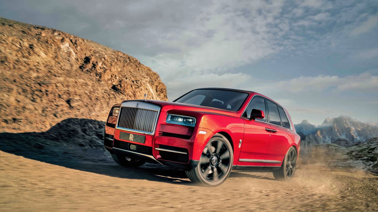 Bajo el -no tan largo capó- de la Rolls-Royce Cullinan se esconde un 
<b>motor V12 con dos turboalimentadores de 6.75 litros de desplazamiento</b> que produce 
<b>563 caballos de fuerza</b> y una masivas 
<b>627 lbs-pie de torque</b>, las cuales según el fabricante, son entregadas a bajísimas revoluciones (1,300).
