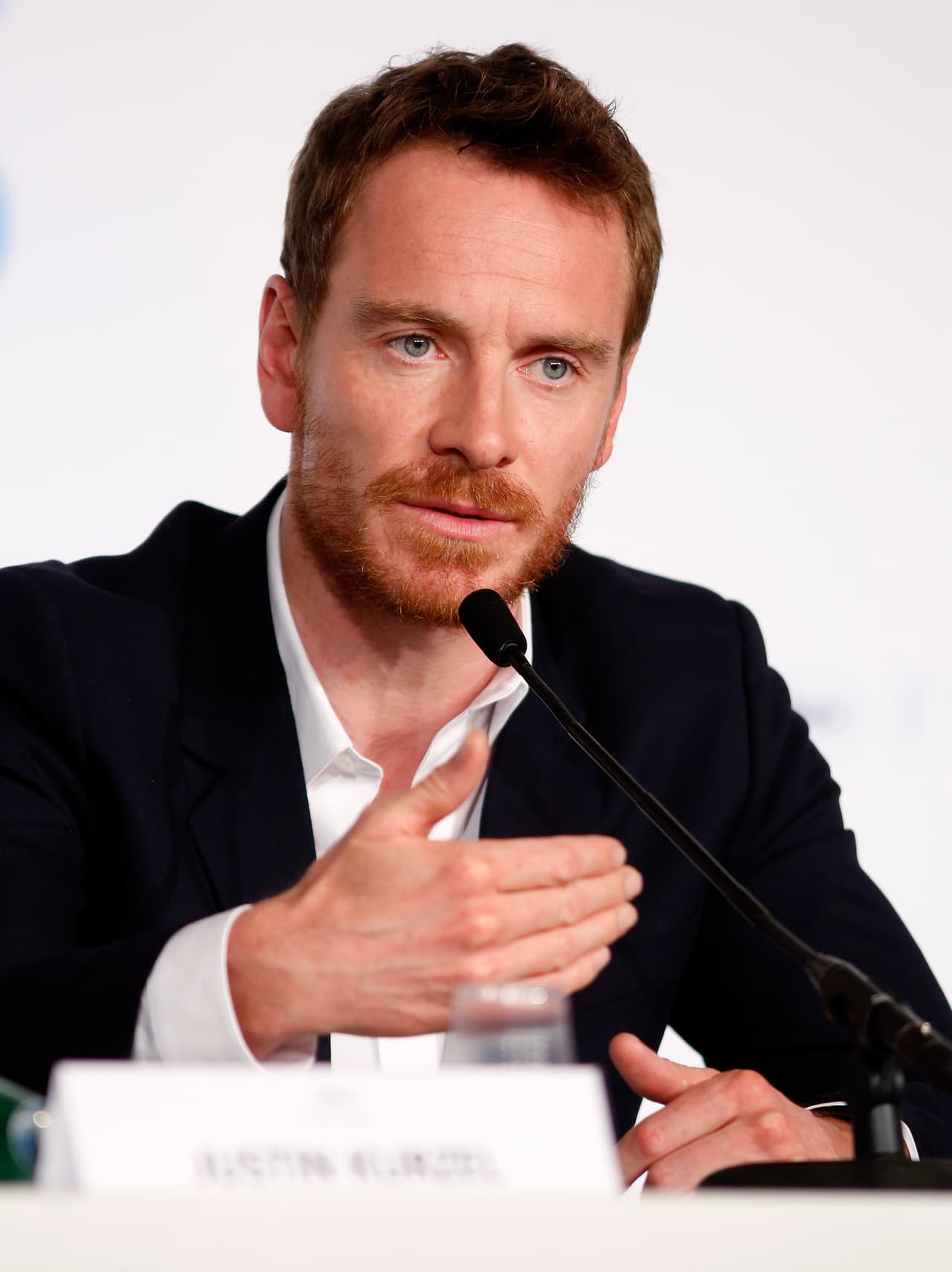 Cara de político mintiendo en oootro discurso.