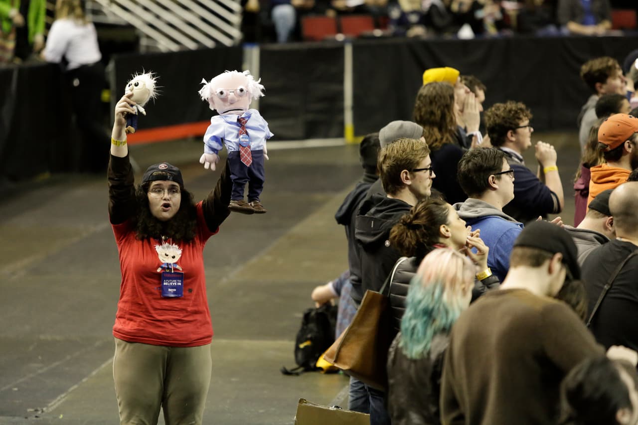 Estos muñecos fueron vistos en el Key Arena de Seattle, en la presentación del candidato el 22 de marzo.