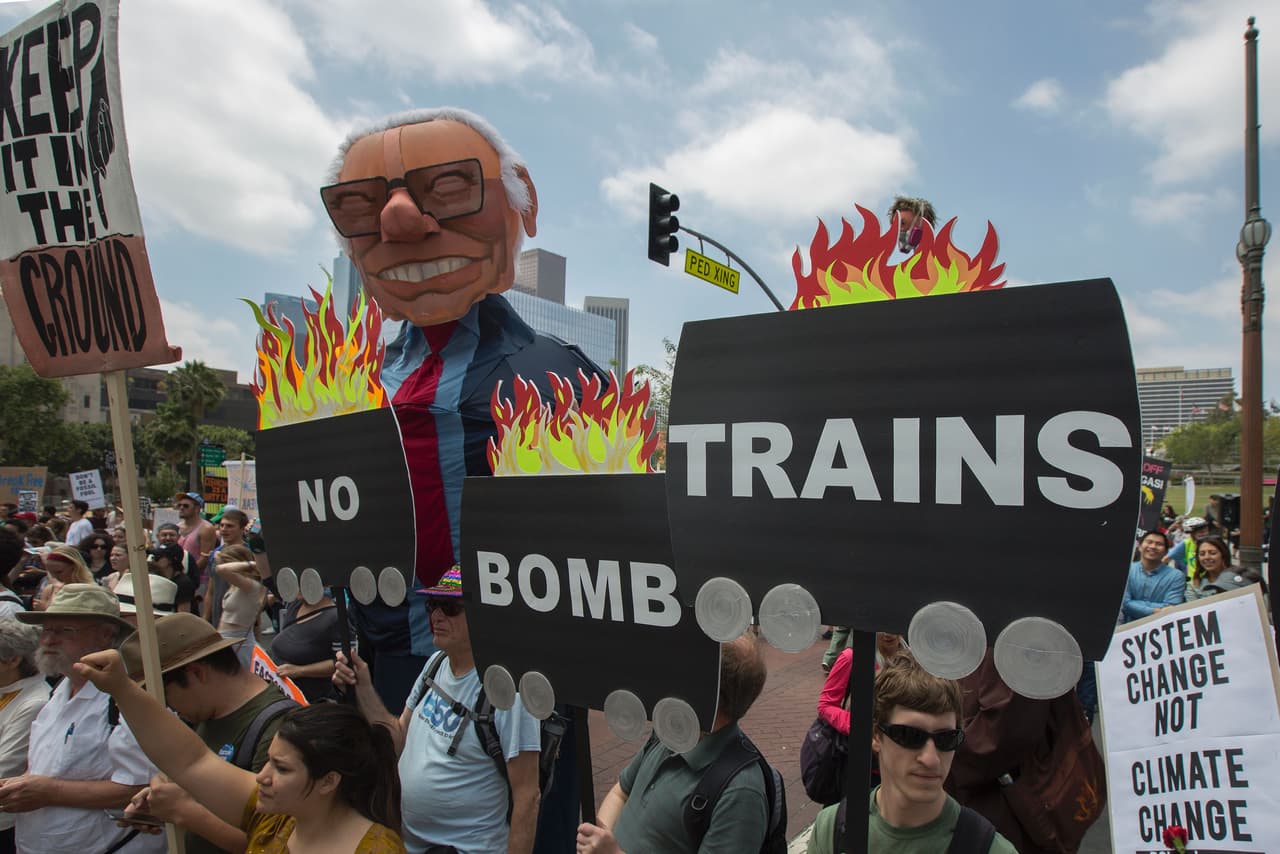 Está figura de Sanders fue parte de la protesta contra los combustibles fósiles del 14 de mayo de 2016 en Los Ángeles, California.
