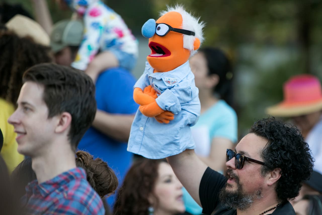 Un títere al estilo del "Show de los Muppets", estuvo en la presentación del candidato en Los Ángeles, el 4 de junio.