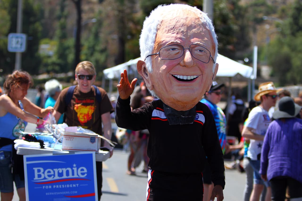 Una máscara gigante con el rostro de Bernie Sanders fue utilizada por un asistente a la presentación del candidato en San Diego, California.