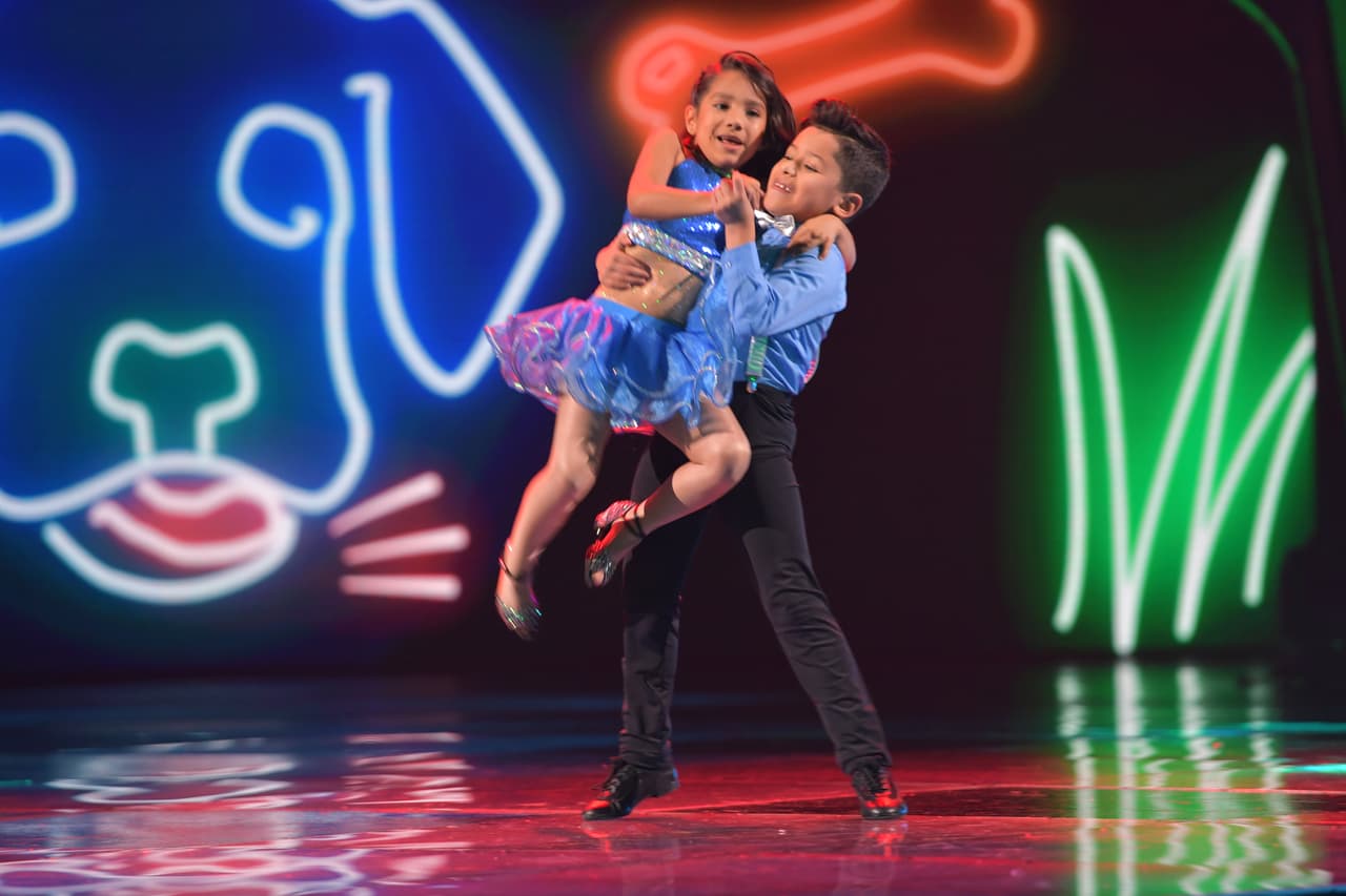 La pareja vibró al ritmo de 'El baile del perrito'.
