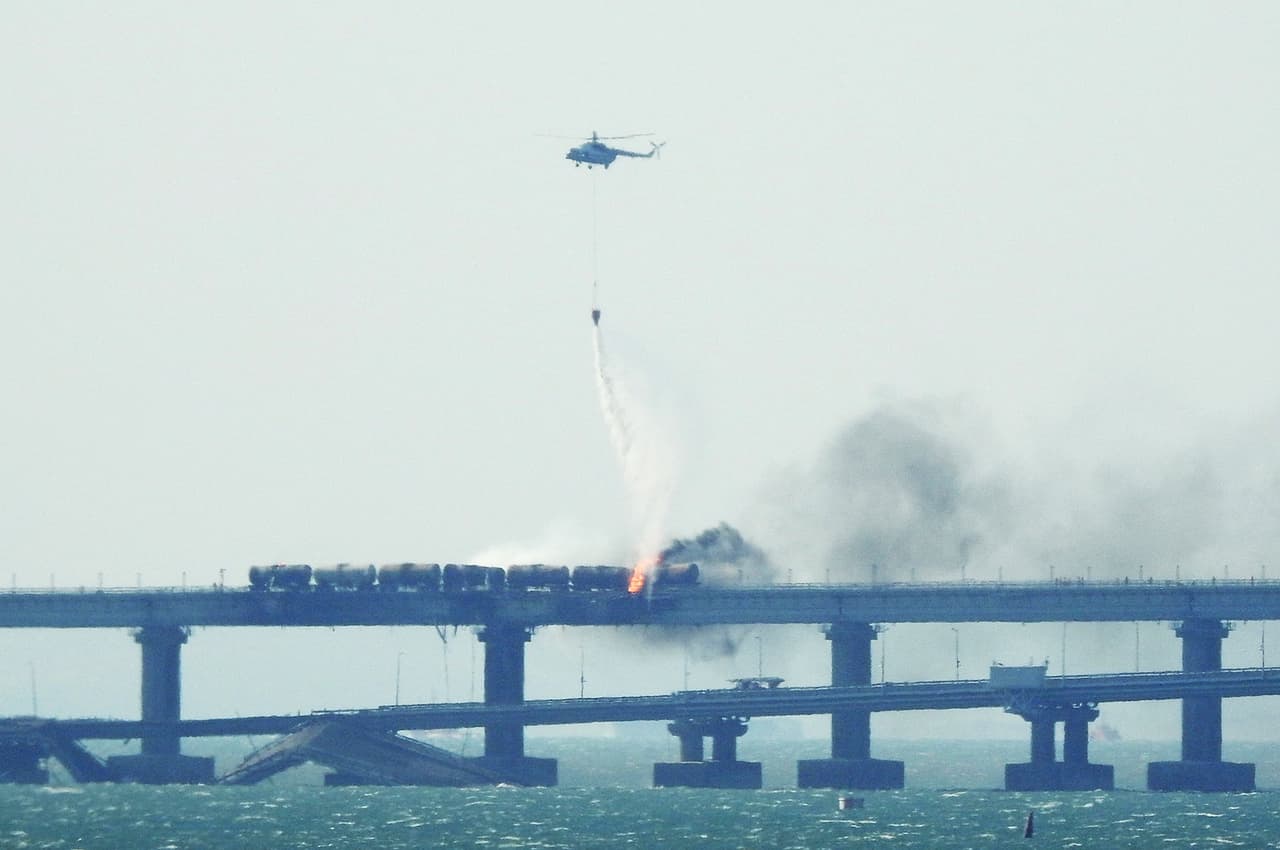 <a href="https://www.univision.com/noticias/mundo/explosion-puente-crimea-rusia">Una explosión provocó el colapso parcial del puente que une la península de Crimea con Rusia este sábado</a>, 
<b>dañando una arteria de suministro clave para el esfuerzo bélico del Kremlin en el <a href="https://www.univision.com/noticias/mundo/otan-ucrania-zelensky-solicita-ingreso-acelerado">sur de Ucrania</a>.</b> 
<b>Tres personas murieron en la explosión, dijeron las autoridades rusas.</b>
<br>
