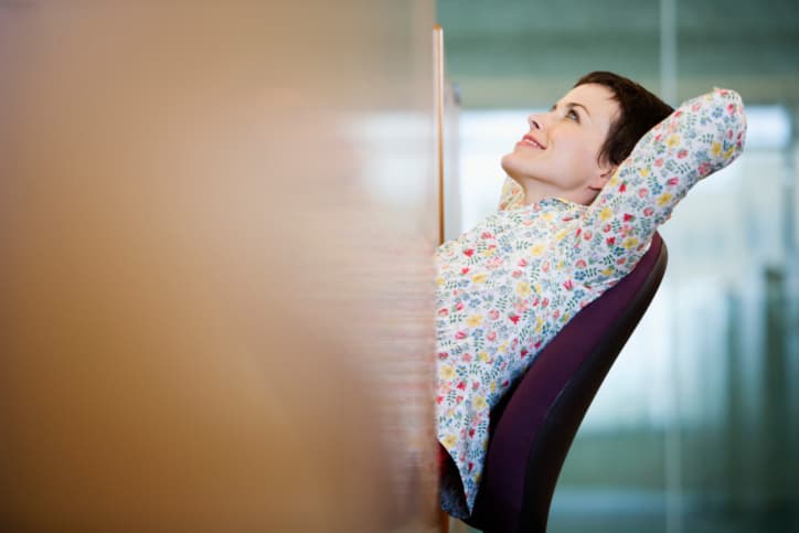 Estás en un modo tranquilo y receptivo. Más que el placer sexual estás buscando compañía intelectual, compenetración y una conversación estimulante. Afortunadamente hay alguien muy cercano a ti vibrando en esa misma dirección. El estrés laboral es inevitable y nos sucede a todos, pero lo que sí puedes impedir es convertirlo en un problema personal o de salud.