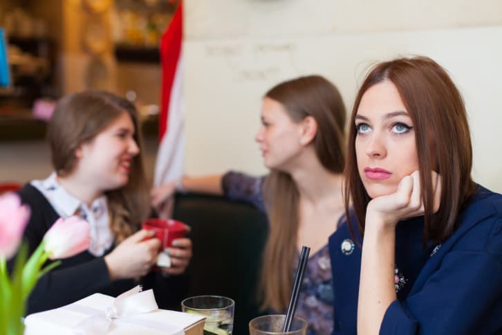 Peligros que debes evitar: complicarte la vida innecesariamente pensando en lo que los demás piensan o quieren, dejar de vivir tu vida para vivir la vida ajena.