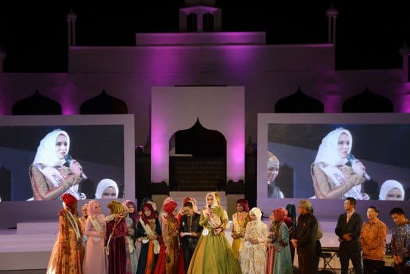 Las 18 finalistas desfilaron con velo y vestidos brillantes en Prambanan, un conjunto de templos hindúes del siglo IX que forman parte del patrimonio mundial de la Unesco.