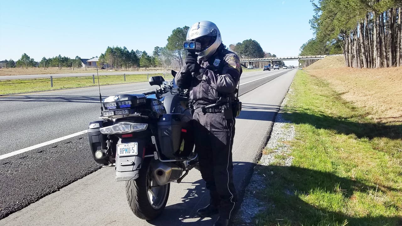 Anuncian mayor presencia de policías en las carreteras de Carolina del Norte en estas fechas