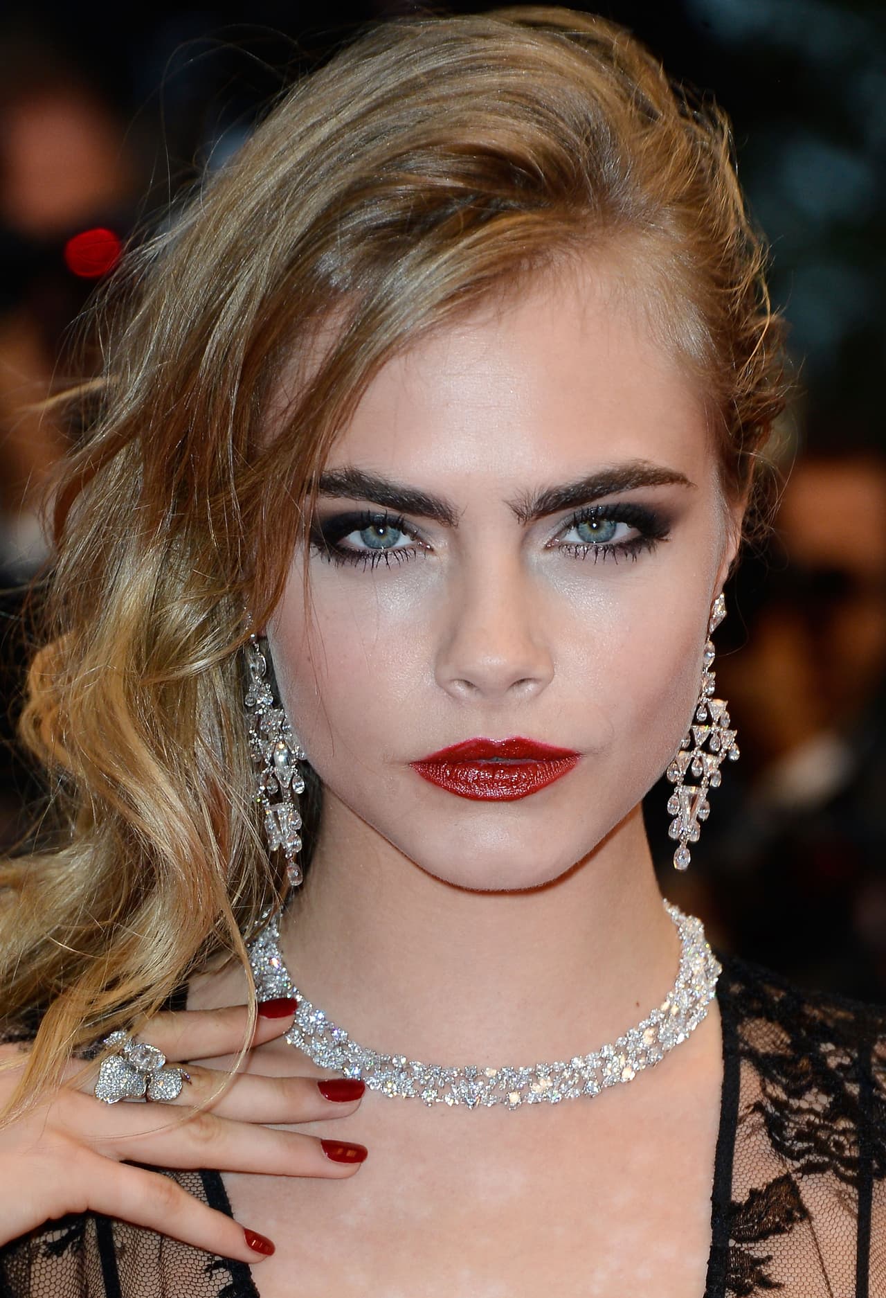 Las cejas son uno de los atributos físicos característicos de Cara Delevigne. ¡Son el marco con el que engalana su rostro!