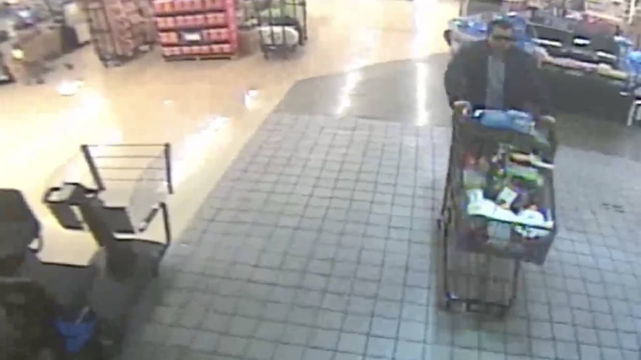 Buscan a sospechoso de robar artículos de un Safeway en Phoenix en un carrito de compras