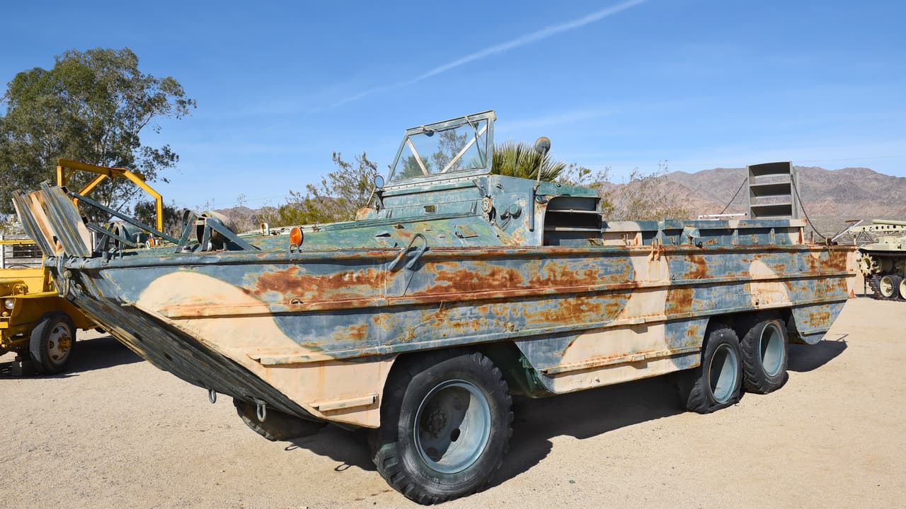 De hecho, los 'duck boats' son básicamente la versión de cabina sobre motor de los CCKW, modificado con un 
<b>casco de flotación hermético</b>, una 
<b>hélice</b> y 
<b>dos transmisiones</b>; una de dos velocidades para los ejes de ruedas y otra de cinco velocidades para la hélice de propulsión.