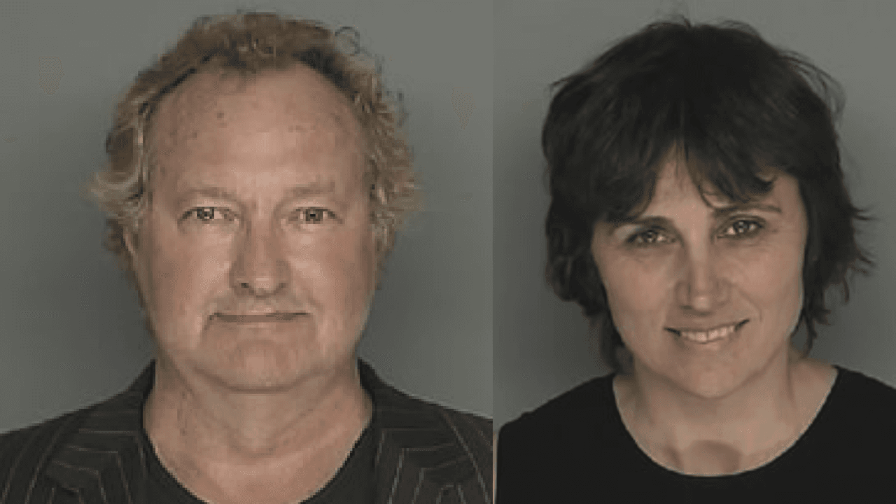 La pareja comenzó a tener problemas con la ley en 2010. En la imagen, aparecen tras ser detenidos por no asistir a la sala judicial para enfrentar cargos por robo y conspiración. Fueron liberados tras pagar una multa de 100,000 dólares.