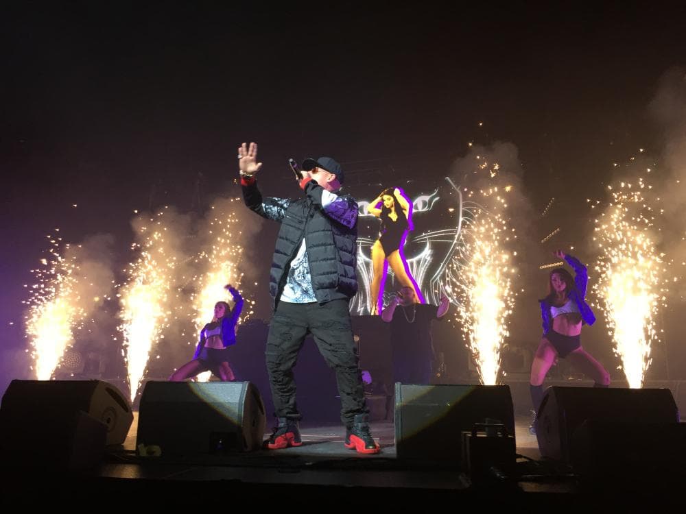 Nicky Jam cantó su más reciente éxito “Hasta el Amanecer”.