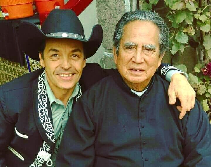 De acuerdo con información del periódico 
<i>El Universal</i>, en meses recientes Arturo Vázquez lamentó que no existía una buena relación con sus padres, Alberto Vázquez e Isela Vega, y aseguró que esto lo afecta profundamente.