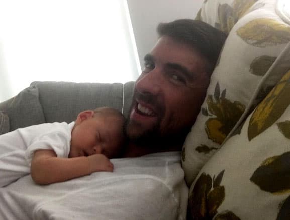 Es el orgullo de su papi, quien se la pasa presumiendo fotos del pequeño en su Instagram.