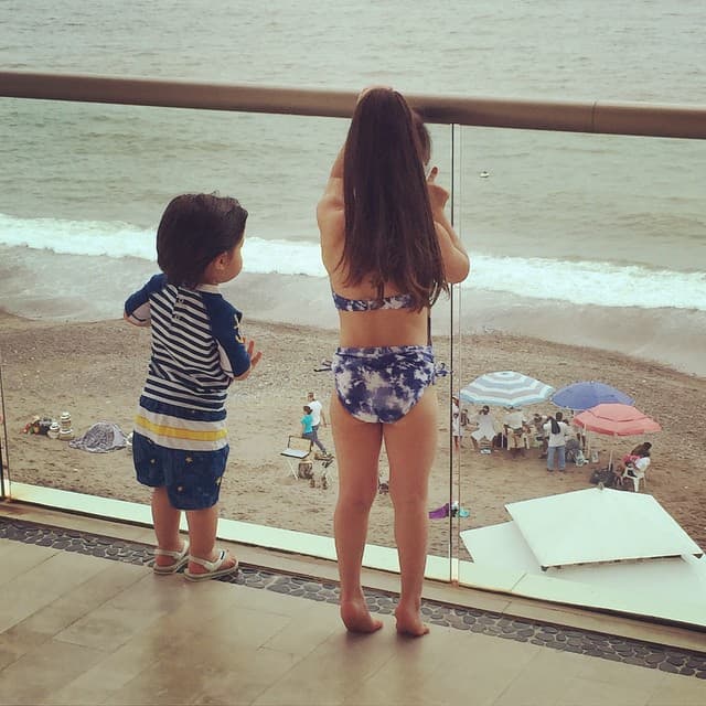 Su hija Gia, lució un coqueto bikini.