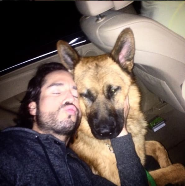 José siempre comparte fotos en sus redes sociales con su amado perro.