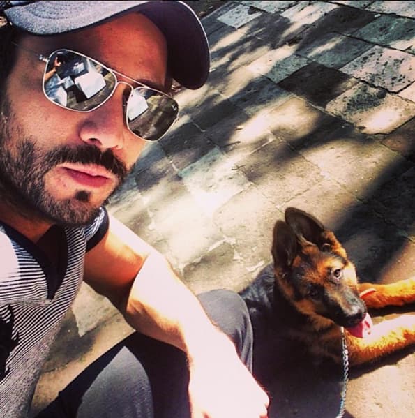 José Ron ama a los animales, Skiro es un pastor alemán, es su confidente.