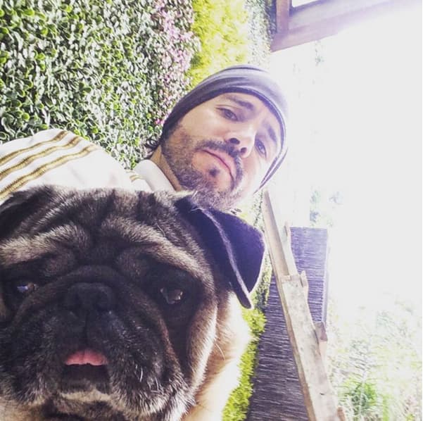 También es su gran amigo.