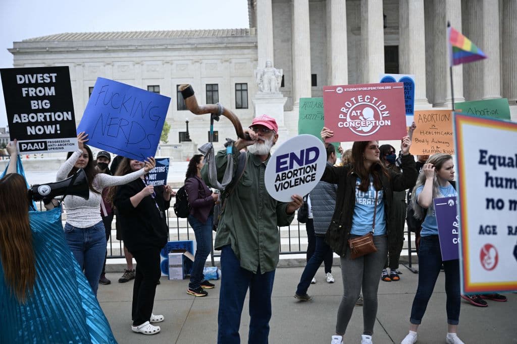 Manifestantes a provida y del derecho a decidir se juntaron frente a la Corte Suprema de EE. UU. en Washington, DC, la mañana del 3 de mayo de 2022.