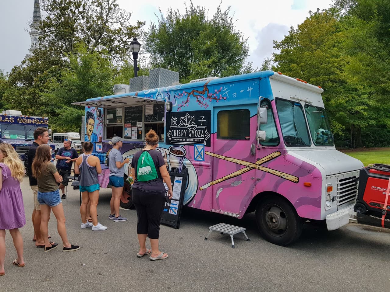 <b>Evento</b>: Cary Downtown Chowdown
<br>
<b>Fecha</b>: 24 de julio
<br>
<b>Lugar</b>: Academy Street, Downtown Cary.
<br>
<b>Sitio web</b>:
<a href="https://www.carync.gov/recreation-enjoyment/events/special-events/chatham-street-chowdown">https://www.carync.gov/recreation-enjoyment/events/special-events/chatham-street-chowdown</a>
<br>
<br>Disfruta de una tarde llena de comida en el centro de Cary. Prueba algunas de las mejores comidas de la zona (barbacoa, hamburguesas, buñuelos y más), y disfruta de bebidas frescas de los vendedores de vino y cerveza artesanal y relájate con la música de grandes artistas locales.