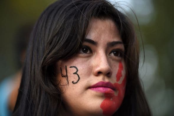 Una joven manifestante marcha con el contingente.
