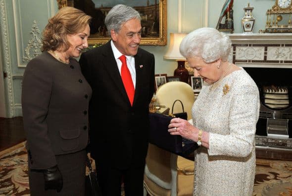 Después, se reunió con su Majestad la Reina Isabel II de Inglaterra, a quien obsequió una roca del interior de la mina San José, donde estuvieron 33 mineros atrapados por 69 días.