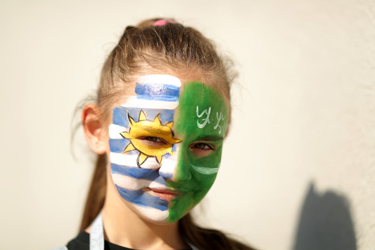 El colorido de los fanáticos en el partido de Uruguay contra Arabia Saudita fue protagonista en el segundo partido de ambos en el grupo A del Mundial de Rusia 2018.