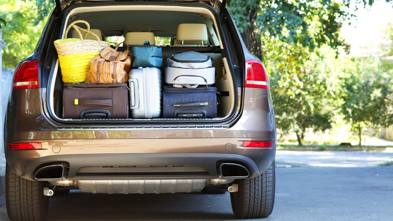 <h3 class="cms-H3-H3">Franquicia fiscal: Qué puedes llevar sin pagar impuestos</h3>
<br>Durante el 
<a href="https://www.gob.mx/cms/uploads/attachment/file/960037/GUIA_COMPLETA_HEROES_PAISANOS_ES.pdf" target="_blank">programa <b>Operativo Paisano</b>, puedes ingresar mercancías por un valor de <b>hasta 500 dólares</b> por persona</a>. Este monto es acumulable con el de tus familiares inmediatos si viajan juntos.
<br>Si superas este límite, deberás declararlo en aduanas y pagar un impuesto del 
<b>16% del excedente</b>. Para evitar problemas, lleva contigo los recibos de los artículos que transportas.