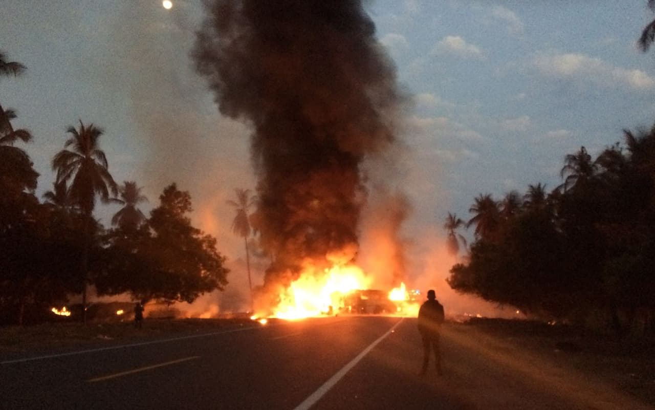 Al menos 11 personas murieron este jueves después de que un autobús y un camión que transportaba combustible chocaran de frente en la autopista Siglo XXI, en el estado sureño de Guerrero, según informó la Secretaría de Protección Civil de Guerrero. Hay además ocho heridos.