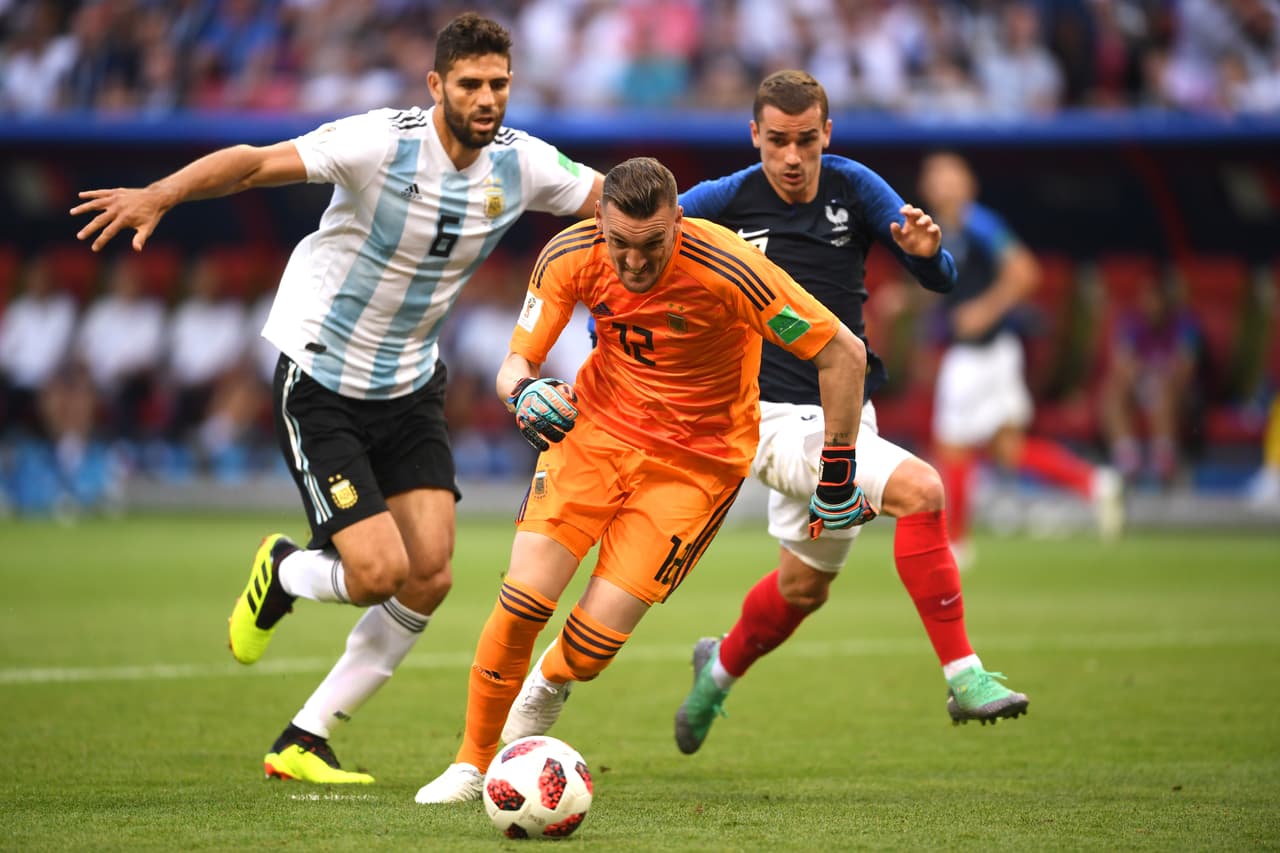 En el segundo tiempo, tras el 2-1 de Argentina, un error de Federico Fazio por poco lo aprovecha el francés.