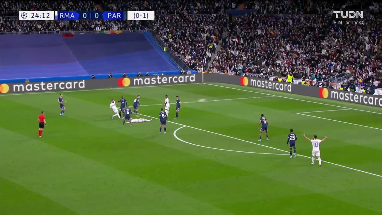 ¡TIRO ATAJADO! disparo por Karim Benzema.