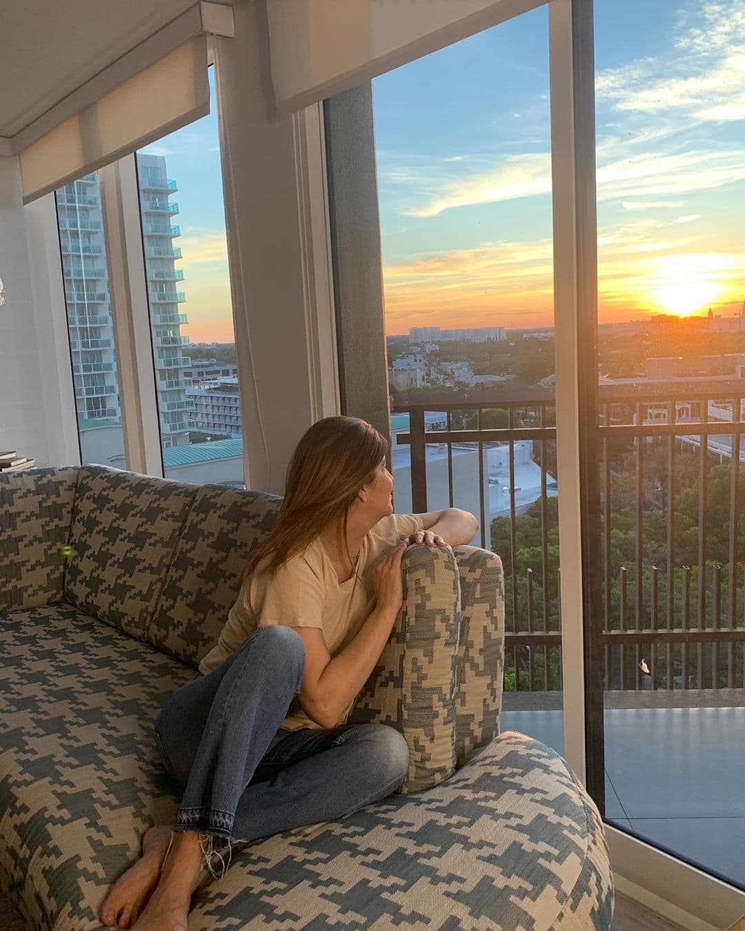 Con nuestra Marcela Saramiento disfrutando en casa de este hermoso atardecer, nos despedimos esta semana agradeciéndote por estar siempre con nosotros, pero también por quedarte en casa y seguir disfrutando de las pequeñas cosas lindas de la vida. ¡Volveremos a encontrarnos!