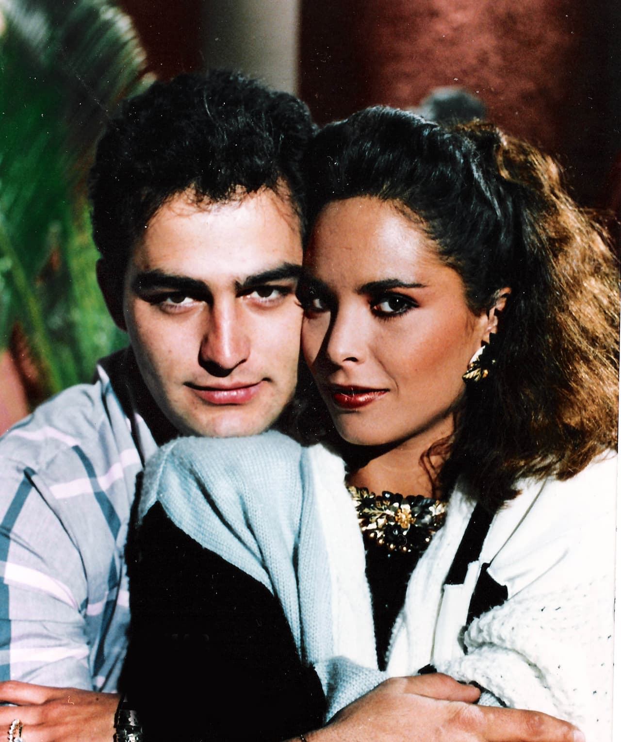 'Lo blanco y lo negro' en 1989 fue otra gran telenovela que despuntó la carrera del actor, pues ahí era el protagonista juvenil junto con
<b>Mariana Levy</b>, siendo esta pareja una de las más queridas de la época.