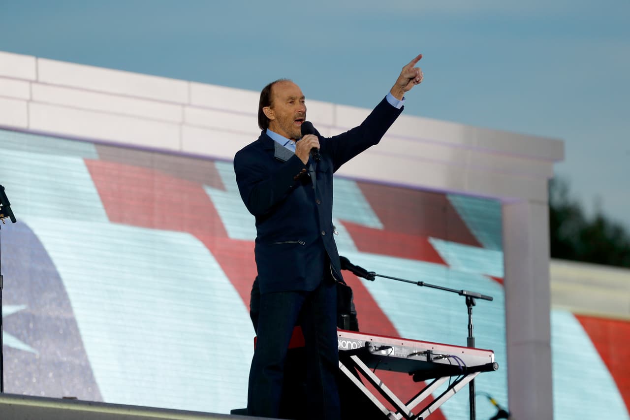 El cantante Lee Greenwood actuó ante la familia Trump en Washington.