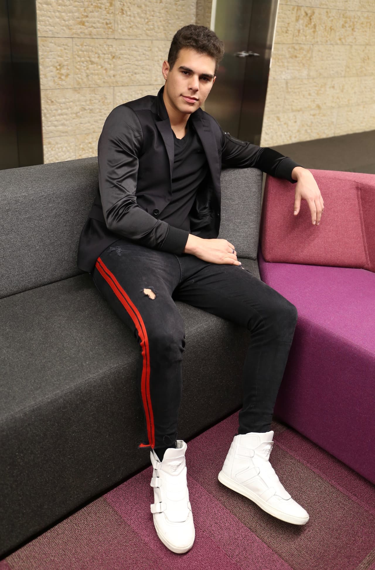 Toca el turno de 
<b>Zabdiel de Jesus</b>, quien también sabe combinar lo casual con lo formal.