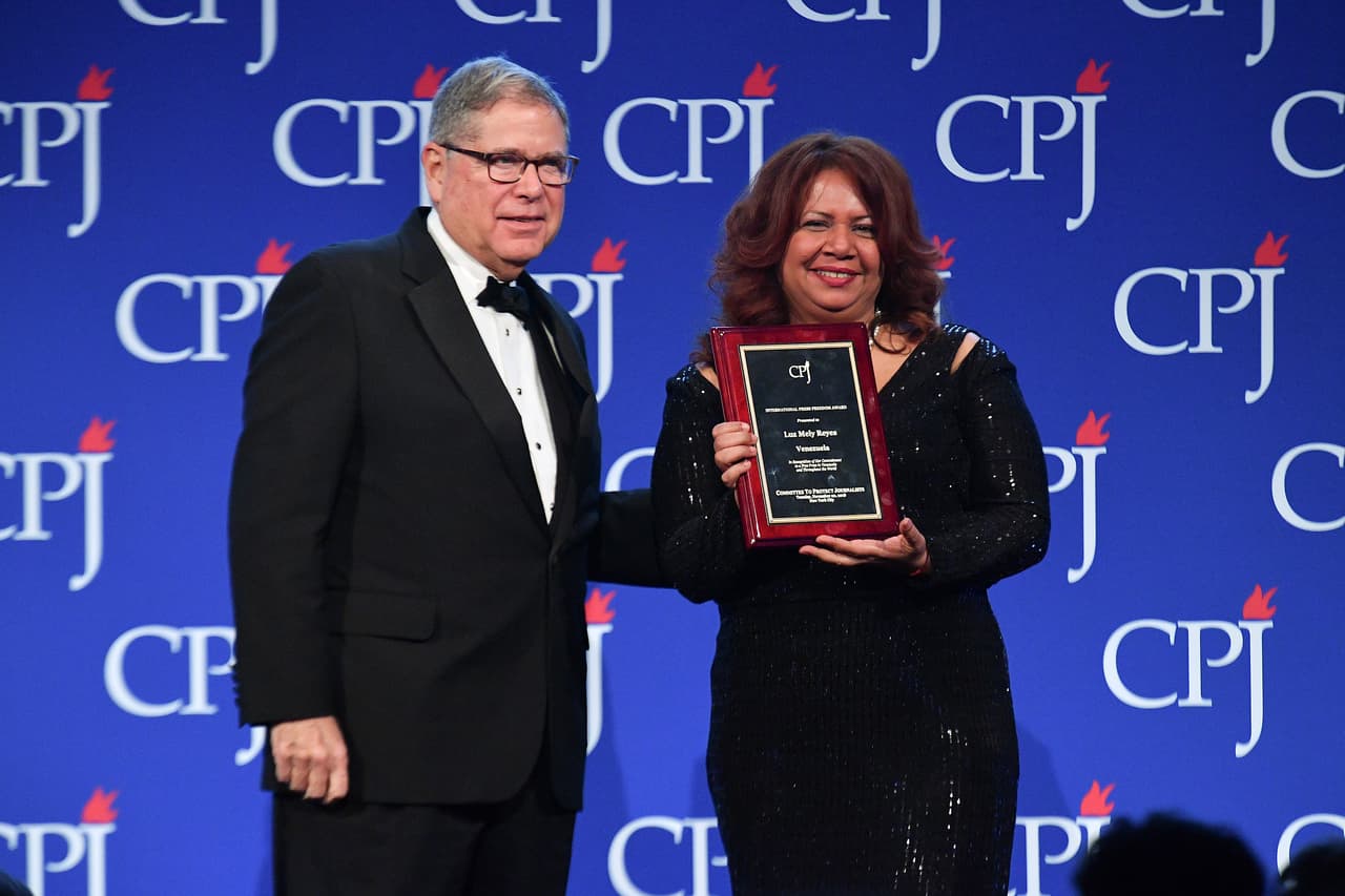 <b>La periodista venezolana Luz Mely Reyes</b> recibió su premio de manos de Alberto Ibargüen, presidente de la Fundación John S. y James L. Knight. Reyes es cofundadora del portal digital de noticias independiente Efecto Cocuyo.
<a href="https://cpj.org/awards/2018/luz-mely-reyes-venezuela.php">Según el CPJ, en Venezuela los periodistas que informan sobre la crisis política</a>, económica y de derechos humanos lo están haciendo en condiciones peligrosas y represivas.