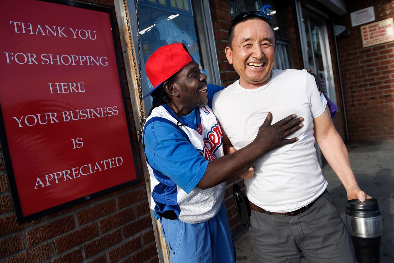 “He cambiado este lugar. Tengo una gran comunicación con la gente y es más seguro que nunca”, expresó el comerciante, visto aquí junto a su cliente Ray-Ray.