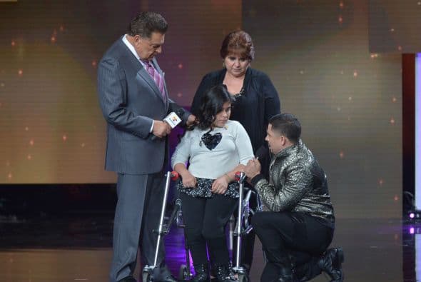 Cuando la hermana de Larry Hernández se negó a abortar un embarazo con complicaciones, el cantante le prometió que nunca estaría sola. Hoy cumple su palabra junto a Lupita, su sobrina, quien sufre de spina bifida. 