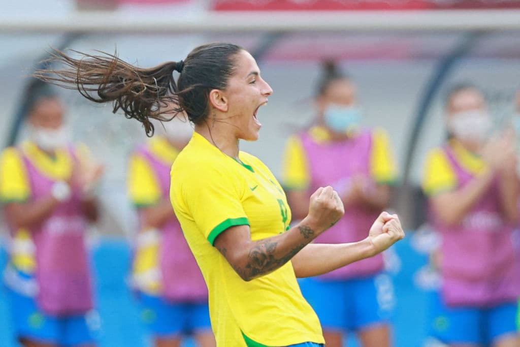 Brasil golea a China 5-0 durante la primera Jornada del futbol femenino. Martha fue la autora de dos tantos, convirtiéndose en la primera jugadora en anotar gol en cinco Juegos Olímpicos. Debinha, Alves y Beatriz sumaron para el triunfo carioca.