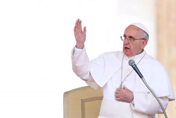 Pero no está exenta de peligros inclusive dentro del mismo Vaticano por quienes no ven con buenos ojos la actitud más liberal y menos ortodoxa del Papa Francisco cuyas declaraciones sobre la homosexualidad, el divorcio y otros temas que siempre han sido considerados “tabúes” por la Iglesia han sido expuestos por el Sumo Pontífice con un punto de vista más humano, moderno y universal, más científico y acorde con los tiempos que estamos viviendo.Por Profesor Zellagro
