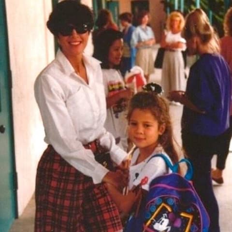 Por su parte la reina del clan Kardashian, Kris Jenner, publicó dos fotos: una de su hija cuando era niña...