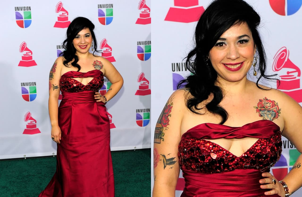 Carla Morrison llevó un vestido rojo muy llamativo en la alfombra de 2012 que decidió combinar con un tono carmín súper encendido para sus labios.