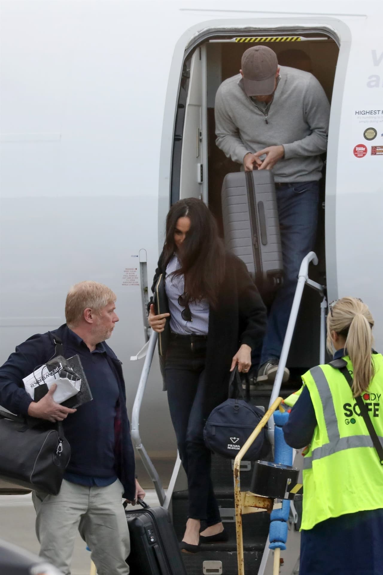 La pareja descendía del avión del que llegaron procedentes de Estados Unidos, según publicó 
<b><a href="https://people.com/royals/prince-harry-meghan-markle-all-smiles-together-in-canada/" target="_blank">People</a></b>. Se veían calmados y con un semblante de aparente felicidad. Esta fue la primera vez en que fueron fotografiados juntos desde que dejaron Reino Unido.