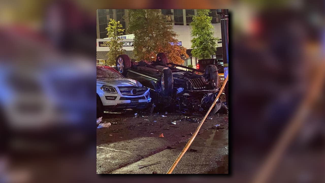 El peatón, que estaba parado en la acera en el momento del accidente, murió en el Grady Memorial Hospital, dijo Rooker.