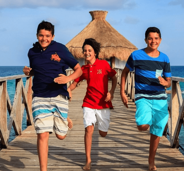 Tan buena es la relación que mantienen los hijos de Eduardo y Mayrín Villanueva que, incluso, han viajado juntos para disfrutar de unas merecidas vacaciones.