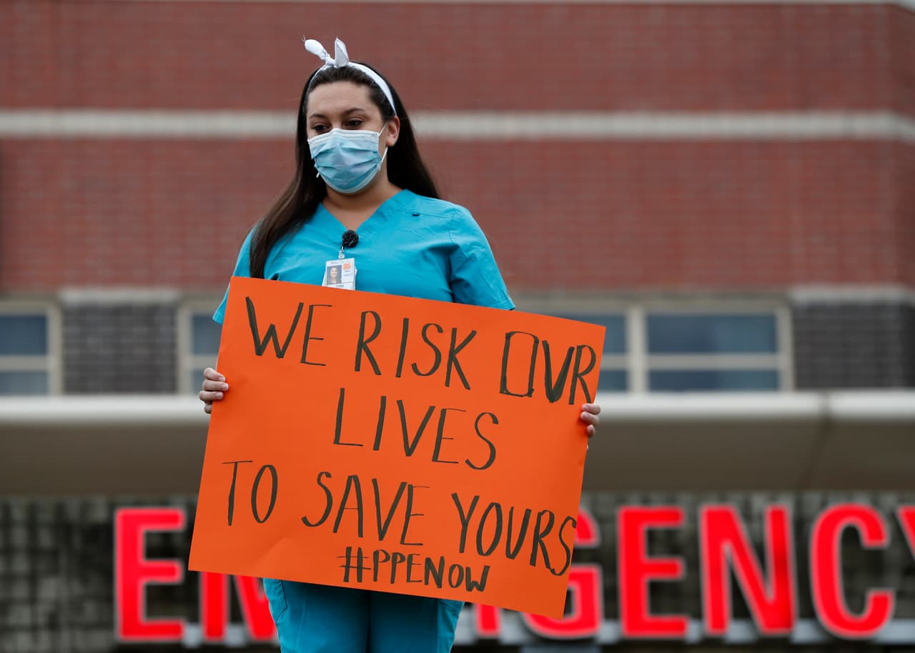 Una enfermera protesta a las puertas del Jacobi Medical Center en el Bronx pidiendo equipo de protección para tratar a los pacientes del coronavirus