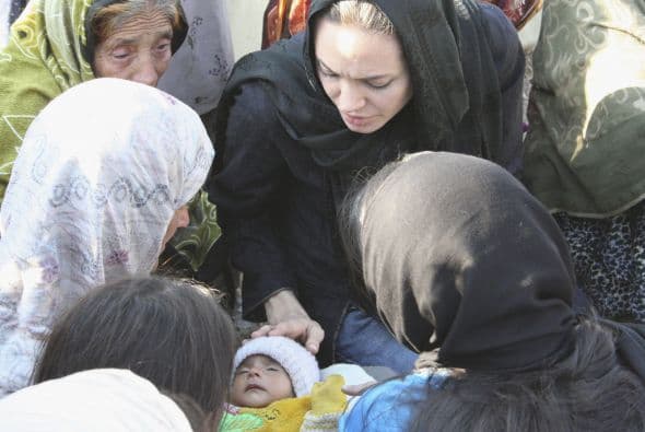 Su primer viaje humanitario fue en 2001m cuando visitó Tanzania y Sierra Leona.