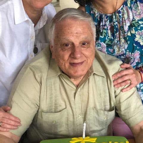 Nuestro querido presentador Raúl González vivió un fin de semana lleno de nostalgia, pues habría sido el cumpleaños 84 de su fallecido padre. "Me duelen el corazón y el alma. Te amo y te extraño demasiado, papá. Feliz cumpleaños hasta el cielo, mi viejo amado de mi vida. Te amo", escribió como pie de foto de una imagen de su progenitor en Instagram.
<br>