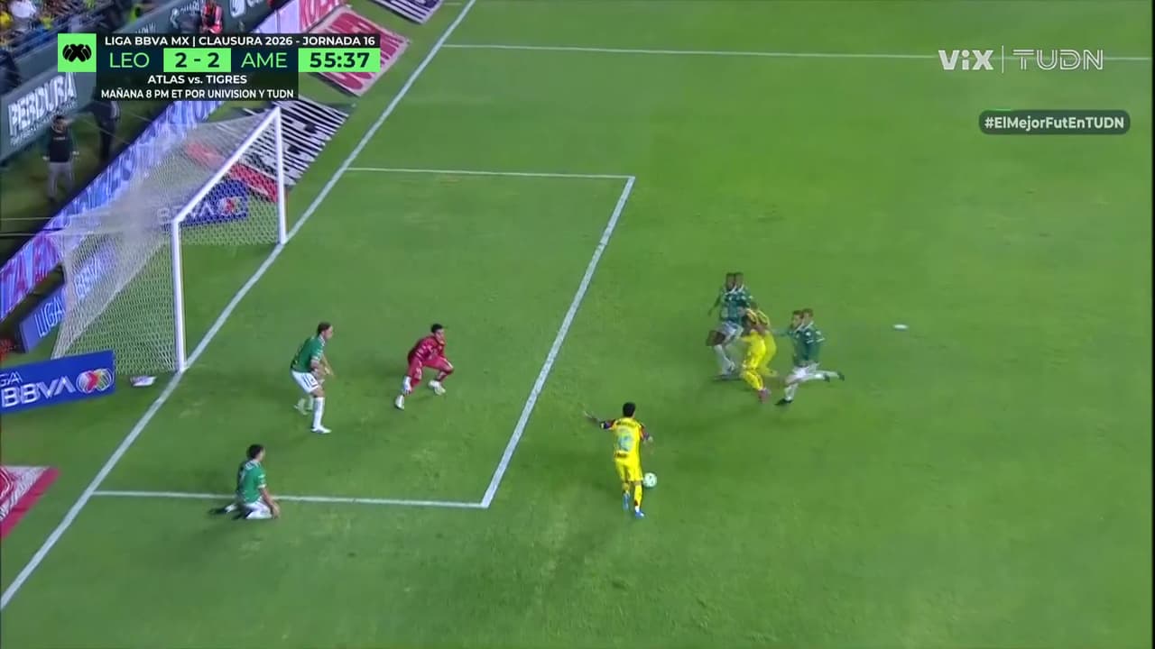 ¡El oso de la jornada! Zendejas se había quitado a la defensa y la estrella en el poste